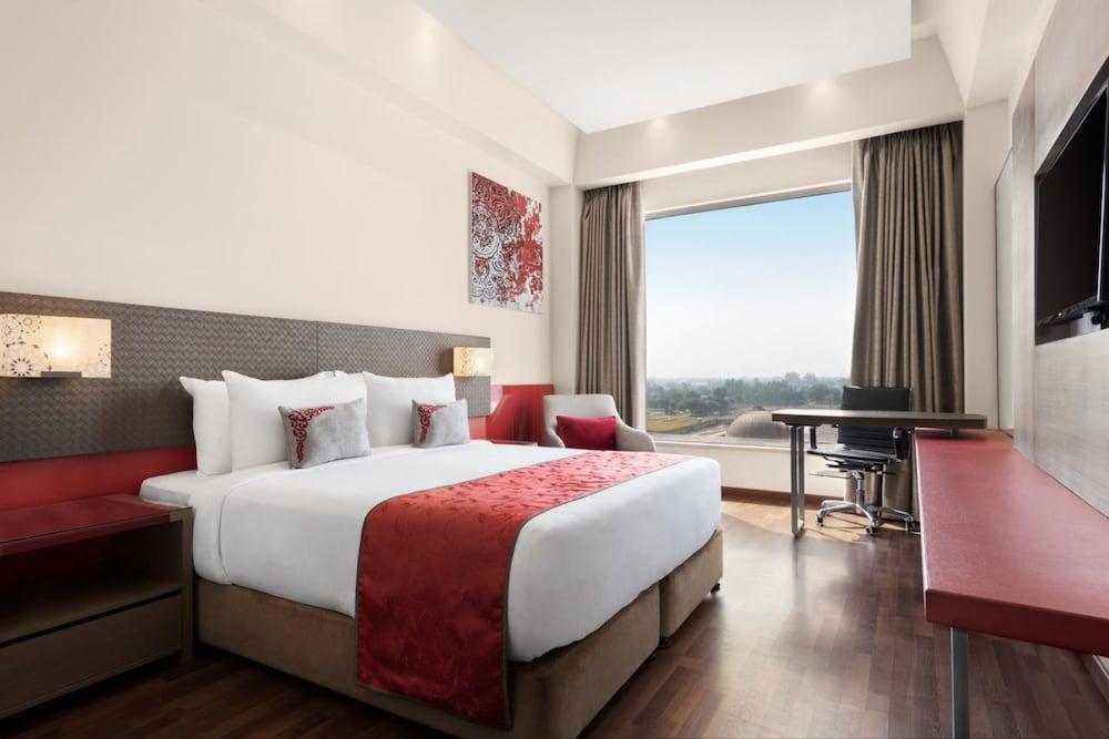 Ramada By Wyndham Lucknow Hotel And Convention Center Εξωτερικό φωτογραφία
