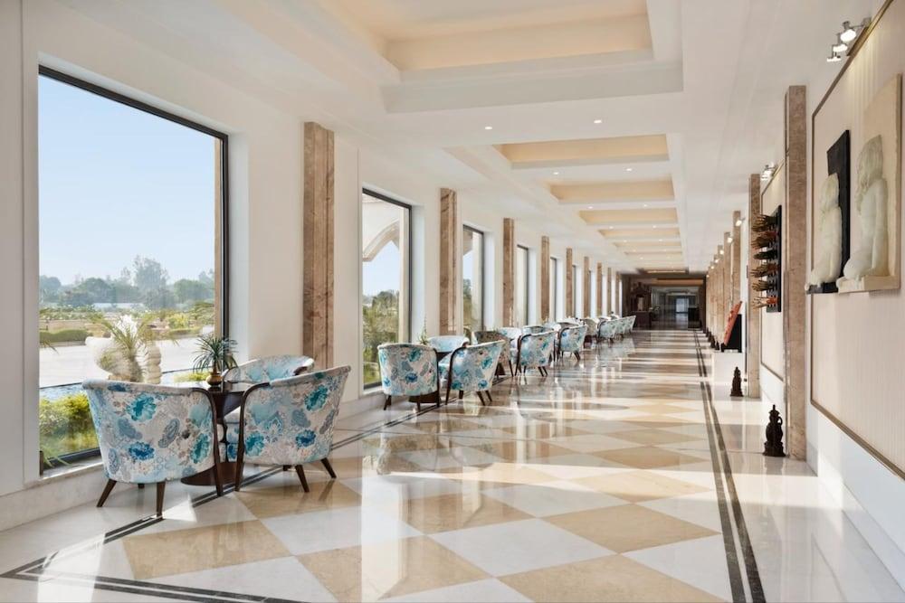 Ramada By Wyndham Lucknow Hotel And Convention Center Εξωτερικό φωτογραφία