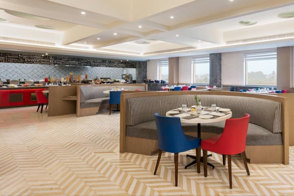 Ramada By Wyndham Lucknow Hotel And Convention Center Εξωτερικό φωτογραφία