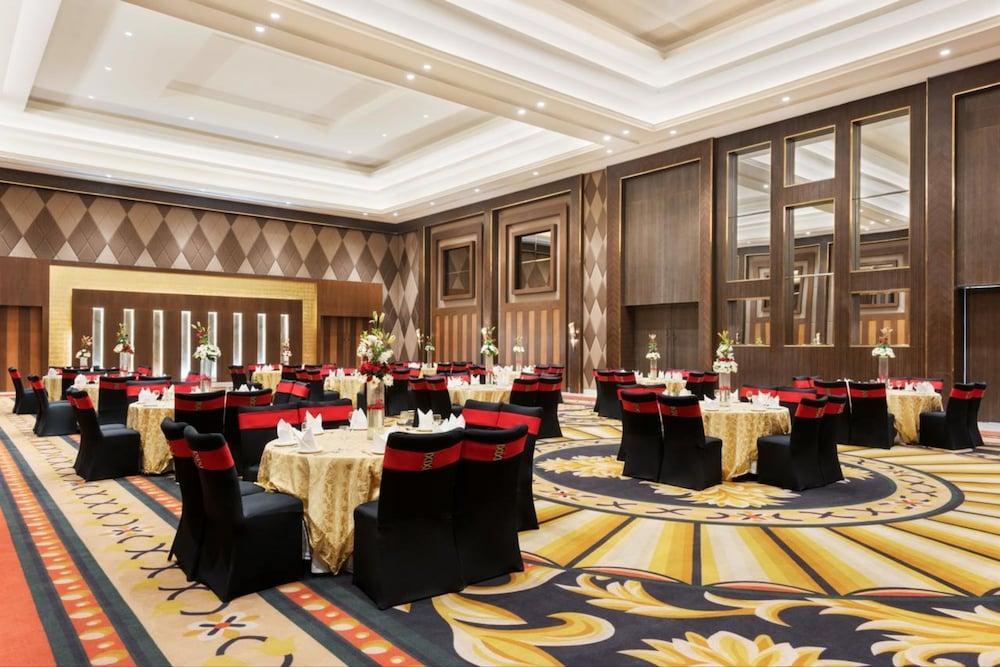 Ramada By Wyndham Lucknow Hotel And Convention Center Εξωτερικό φωτογραφία