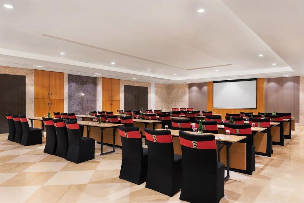 Ramada By Wyndham Lucknow Hotel And Convention Center Εξωτερικό φωτογραφία