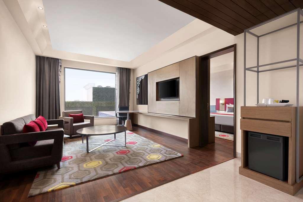 Ramada By Wyndham Lucknow Hotel And Convention Center Δωμάτιο φωτογραφία