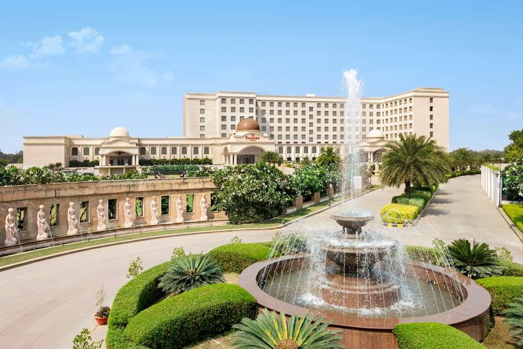 Ramada By Wyndham Lucknow Hotel And Convention Center Εξωτερικό φωτογραφία