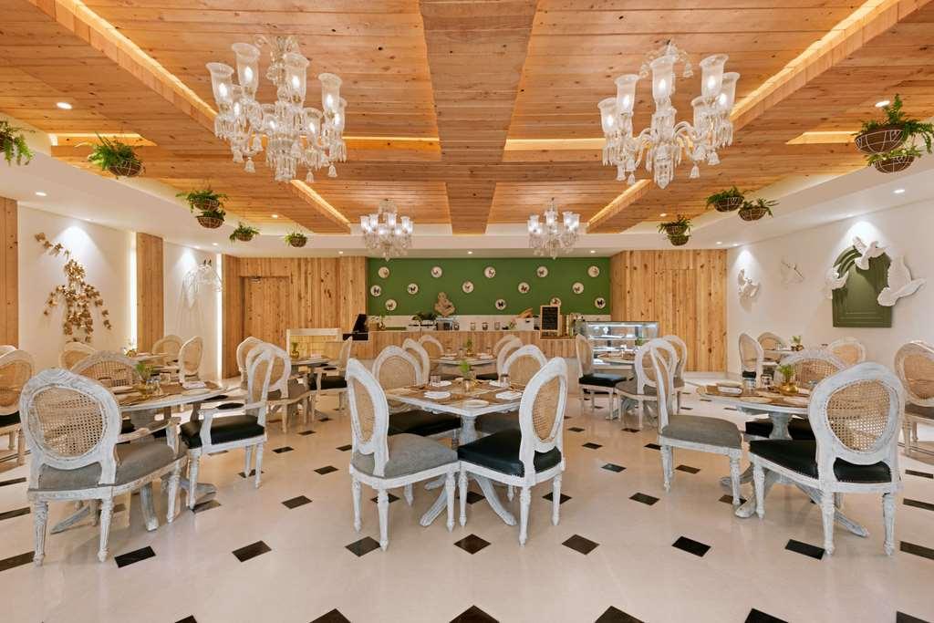Ramada By Wyndham Lucknow Hotel And Convention Center Εστιατόριο φωτογραφία