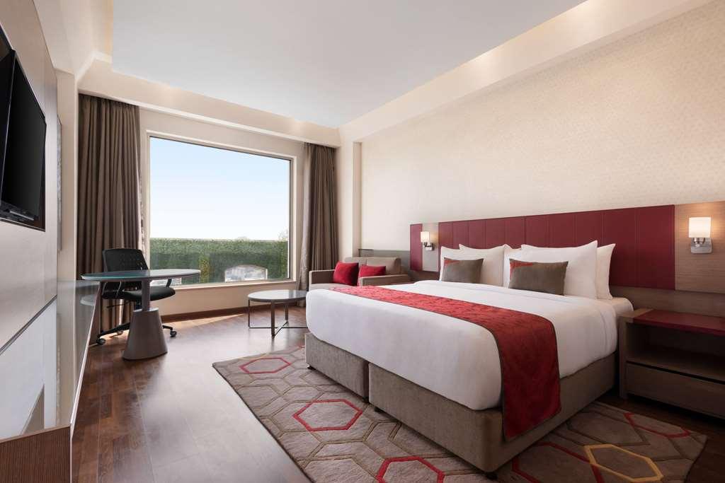 Ramada By Wyndham Lucknow Hotel And Convention Center Δωμάτιο φωτογραφία